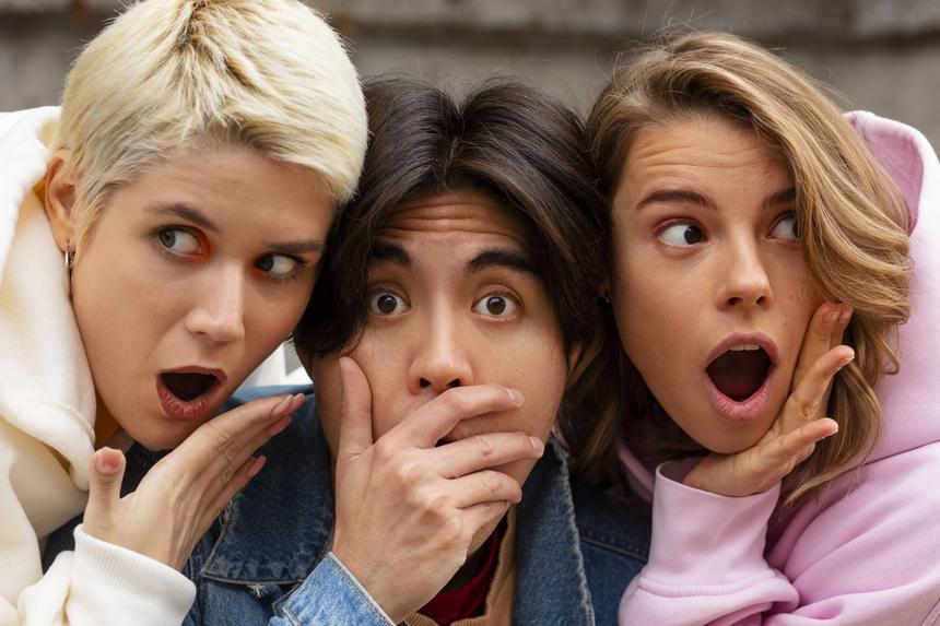 Россиянку обвинили в совращении несовершеннолетних школьниц