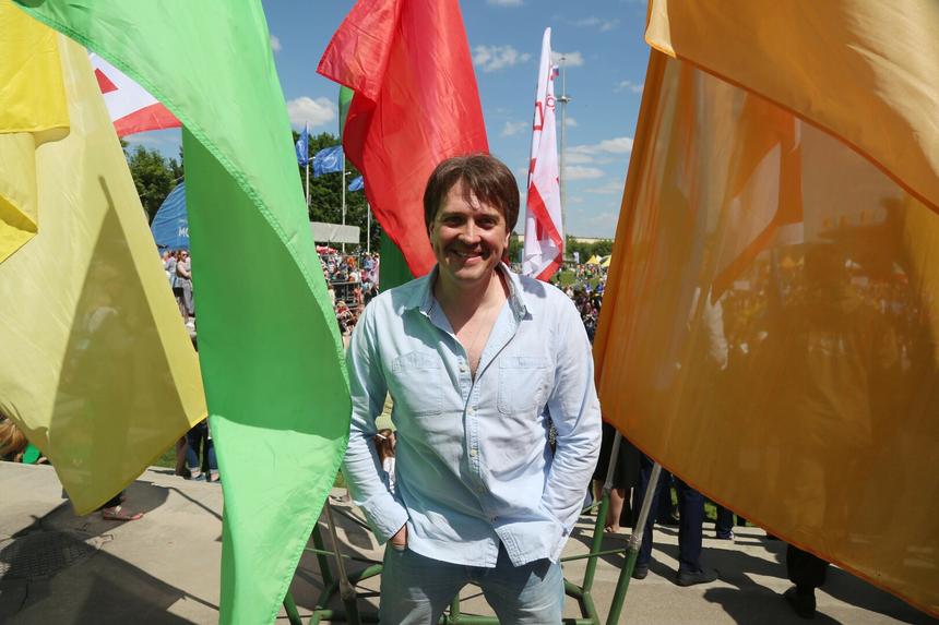 Актер Денис Матросов впервые после тайной свадьбы вышел в свет с третьей женой