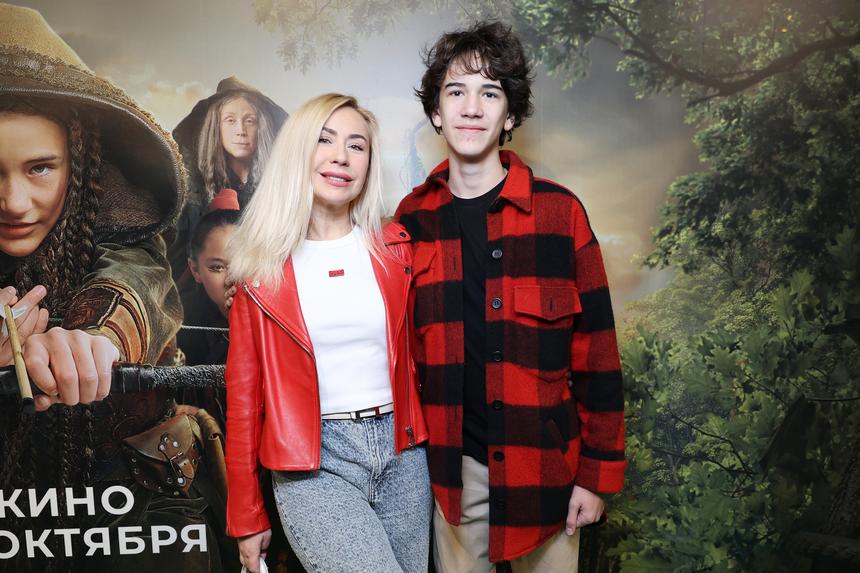 «Выше меня на три головы»: фигуристка Гребенкина рассказала о девушке 14-летнего сына