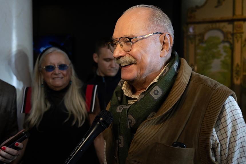 Помогали задувать свечи: в Сеть слили видео с дня рождения Никиты Михалкова