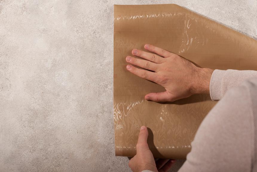 В Подмосковье 61-летнего мужчину убило током при поклейке обоев