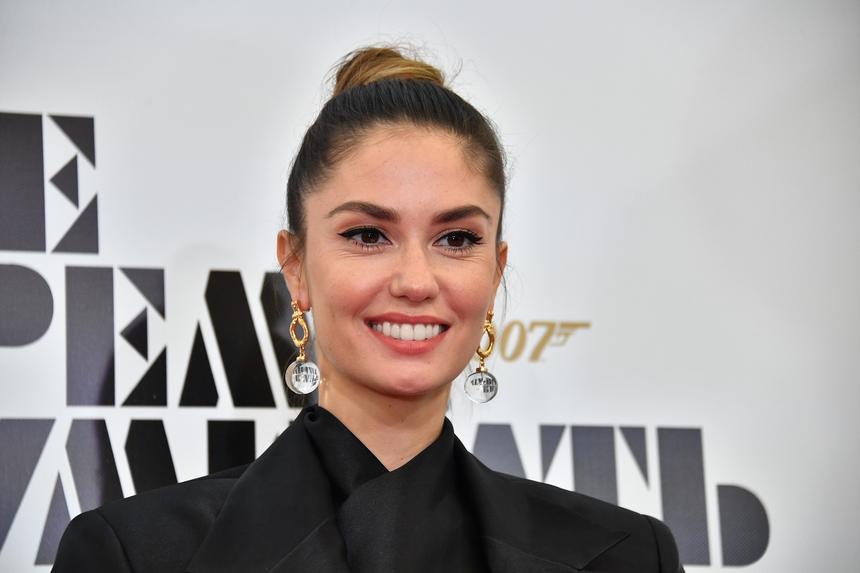 «Все хорошо, мы счастливые люди»: Агата Муцениеце улетела из России с дочерью после суда за детей