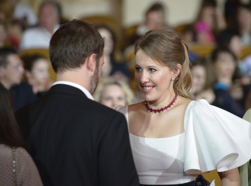 «Завуалированная вампирша»: Собчак ужаснула подписчиков образом на Хэллоуин