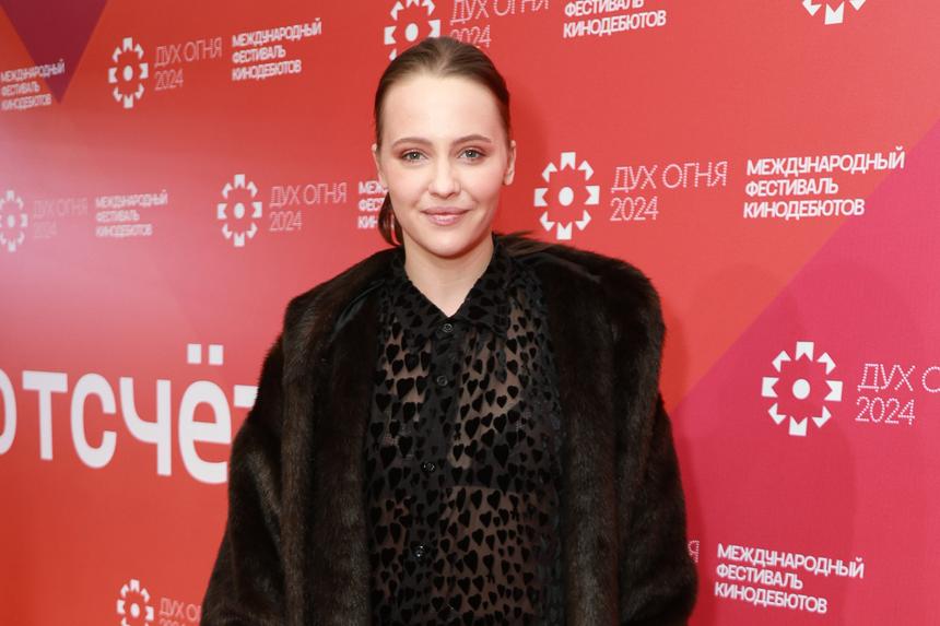 Актриса Юлия Хлынина заявила, что разрешила мужу платить за себя после свадьбы