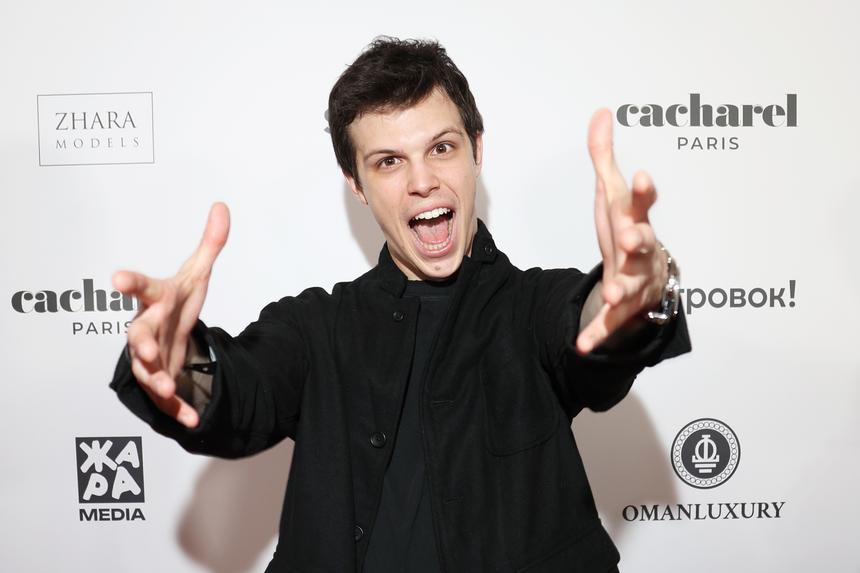 «Вижу тенденцию»: сын Игоря Верника рассказал о съемках в откровенных сценах