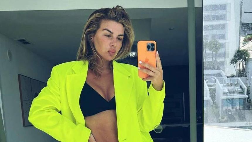 «Ведите себя достойно после развода»: Седокову осудили за откровенный образ на фото