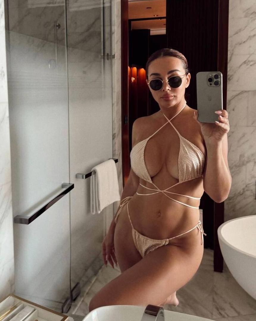 «Ведите себя достойно после развода»: Седокову осудили за откровенный образ на фото