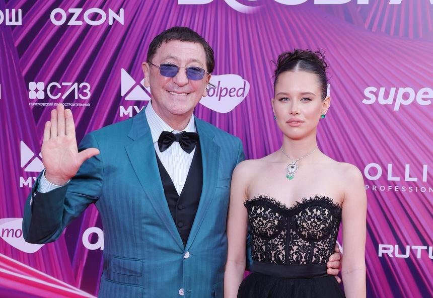 «Главное — любить себя»: 18-летняя девушка Лепса заявила о планах на будущее, не упомянув свадьбу с артистом