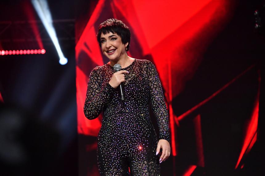 «Только передний зуб вставила»: Лолита заявила, что 50 человек пытались сорвать ее концерт