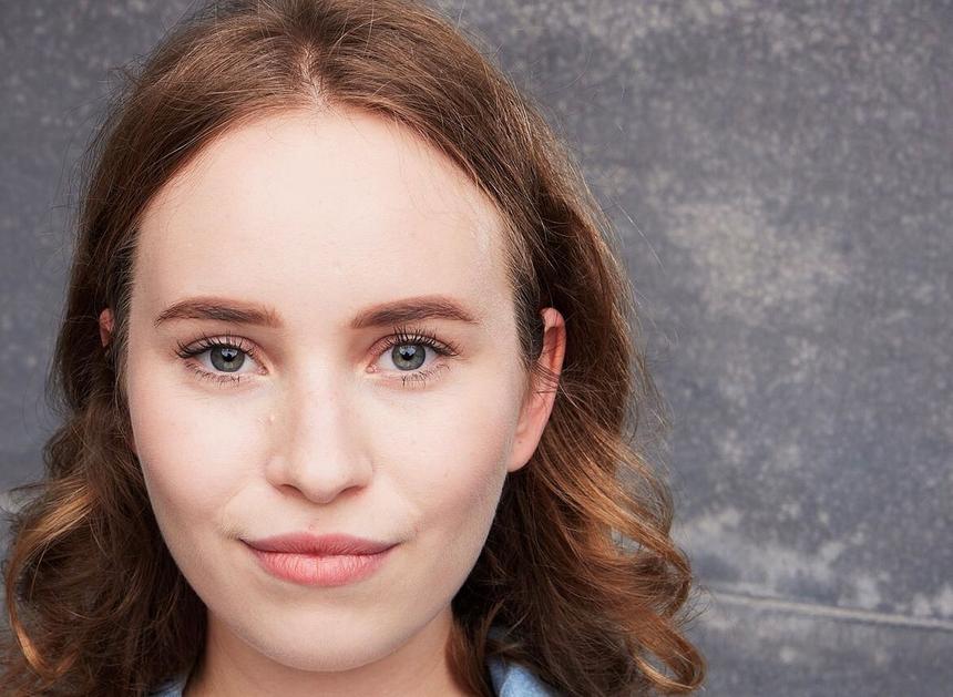 23-летняя актриса Юлия Гладченко рассказала о съемках с сестрой Тимоти Шаламе и бешеной конкуренции в Голливуде