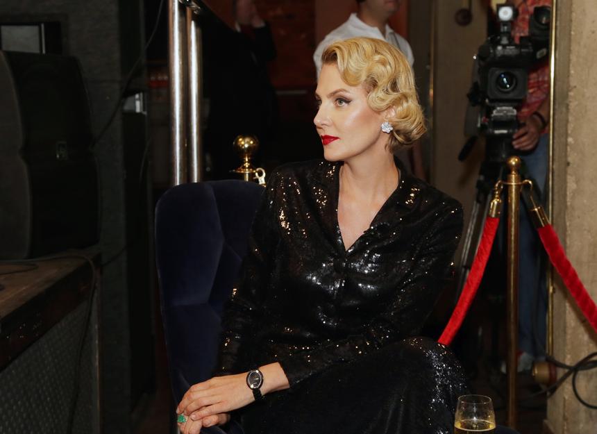 57-летняя Рената Литвинова снялась на улице Лондона в платье с открытой спиной