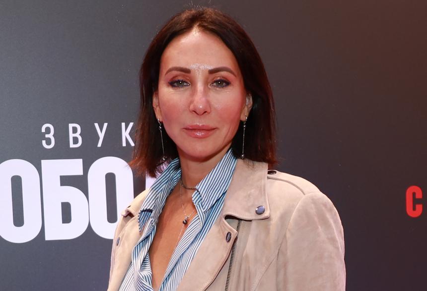 Высокий юноша с атлетическим телосложением: Алика Смехова впервые за долгое время снялась с младшим сыном