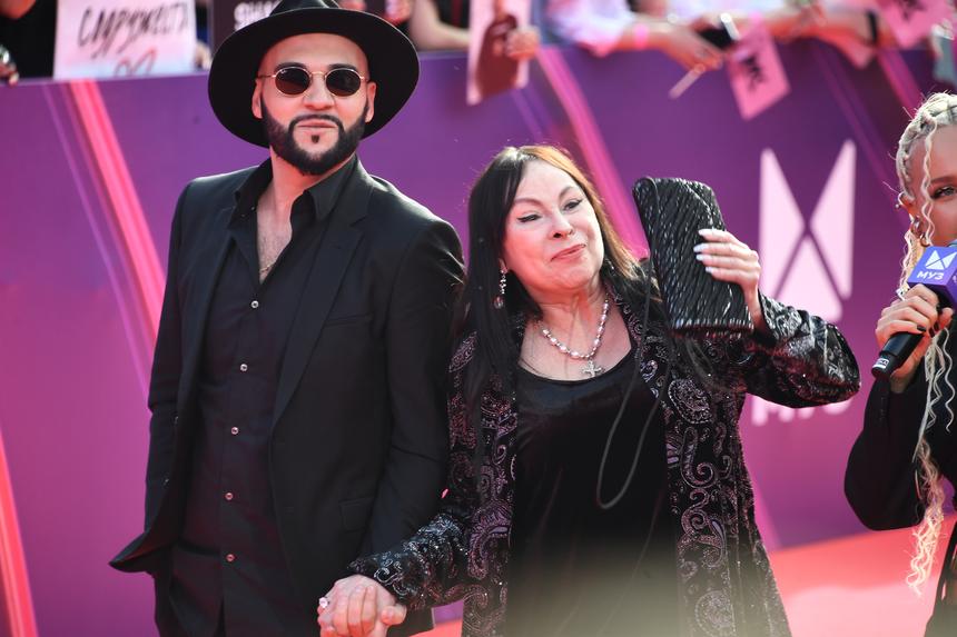 Выжившая в пожаре Марина Хлебникова появилась на похоронах Владимира Левкина