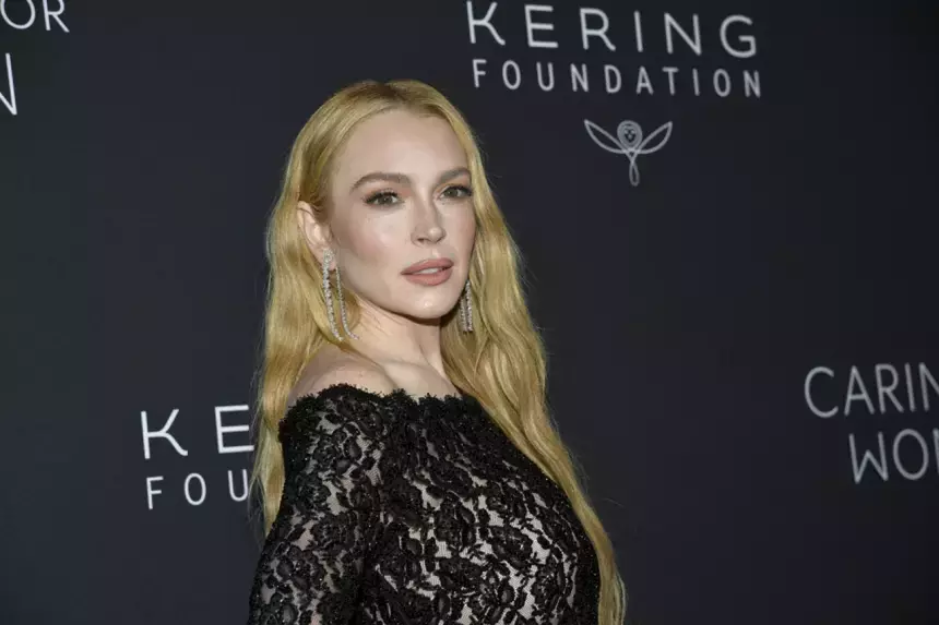 38-летняя актриса Линдси Лохан вышла в свет в прозрачном платье после родов