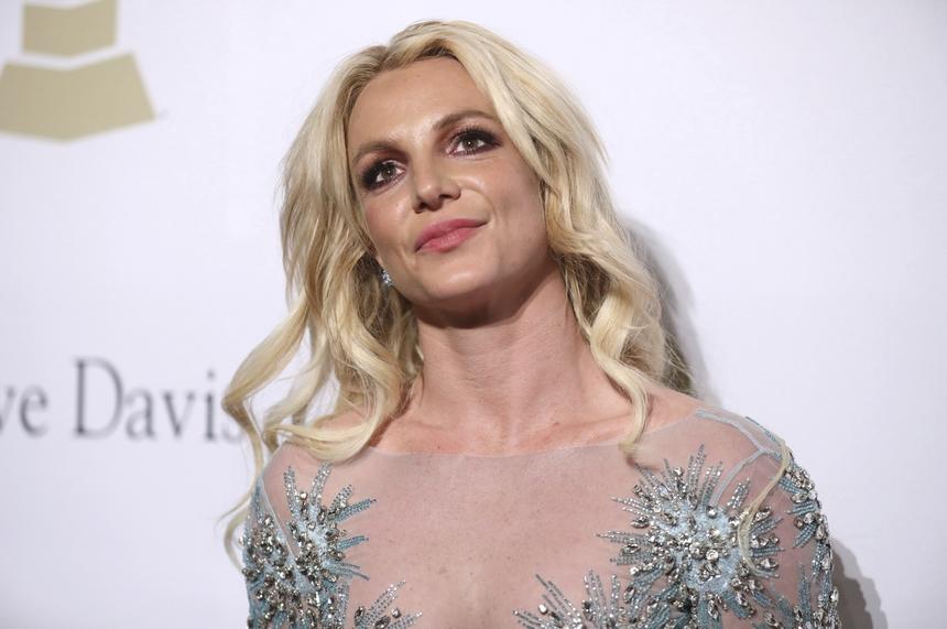 Станцевала на каблуках: Бритни Спирс продемонстрировала фигуру в прозрачном мини-платье