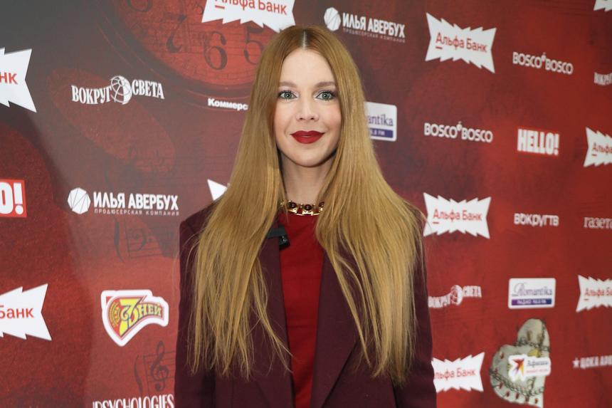 «Ушла радовать»: 42-летняя Наталья Подольская показала фигуру в блестящем мини-платье