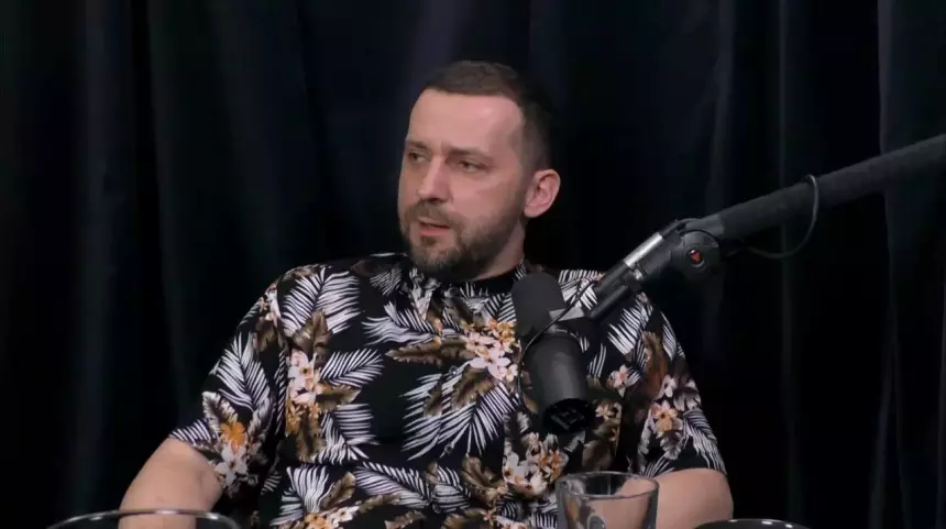 Руслан Белый* начал работать курьером в США