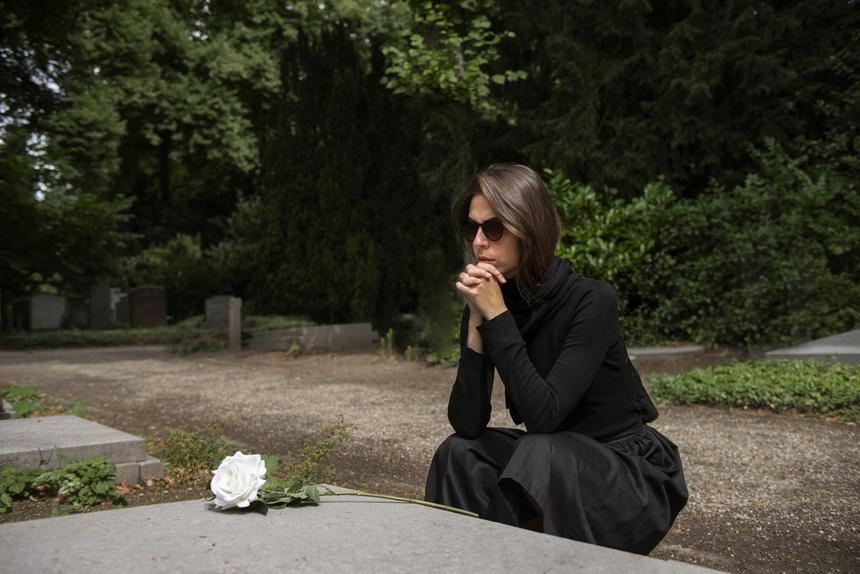 Внутри находился другой человек: россиянка настояла на вскрытии цинкового гроба бойца СВО