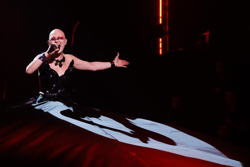 «Родителей это беспокоило»: участница с алопецией из шоу «Царица» рассказала о своем диагнозе