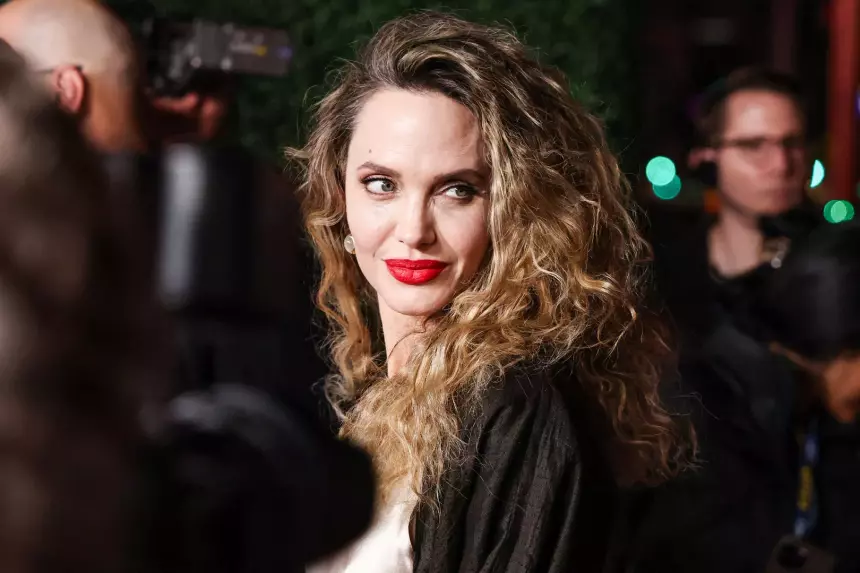 Снялась в топе и тренче с высокими сапогами: Анджелина Джоли стала лицом журнала Vogue