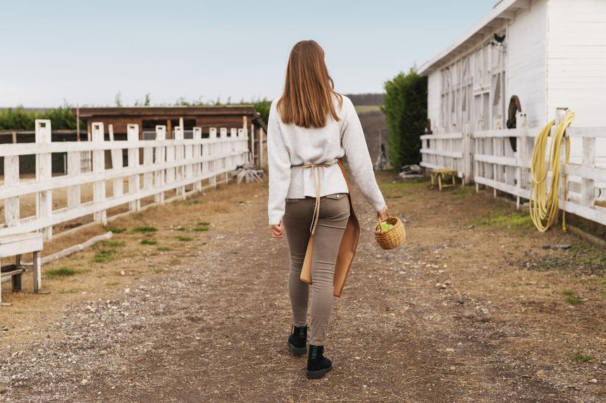 Сосед убитой в хлеву со свиньями школьницы надругался над ней перед смертью