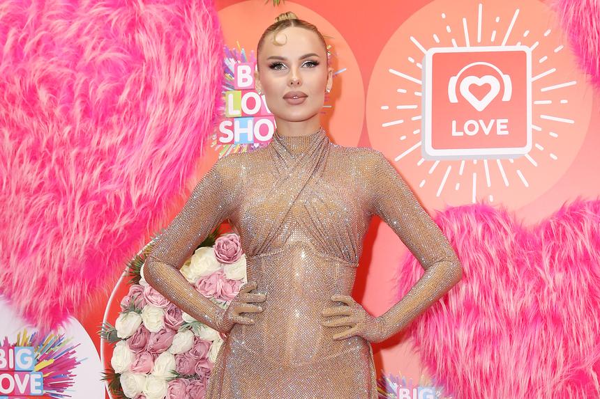 «Не в отпуск»: певица Ханна улетела из России без семьи