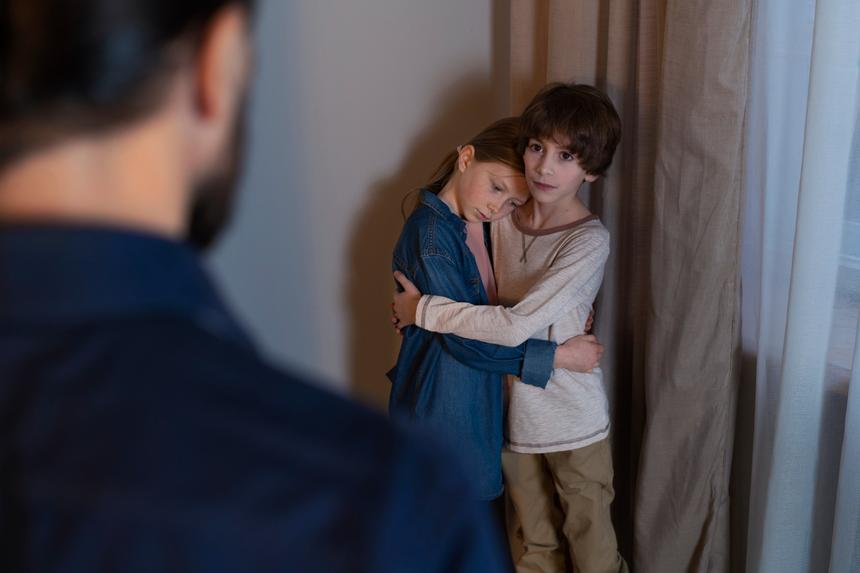 Порванную губу отчим пытался сшить сам: российский школьник прятался в магазине от нового мужа матери