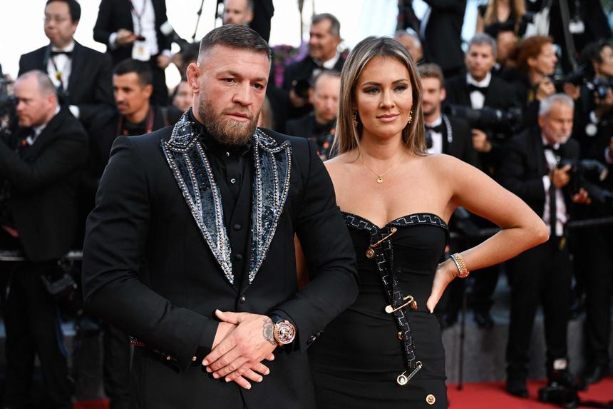 «Что ты за женщина такая?»: невеста Макгрегора обратилась к пострадавшей от изнасилования