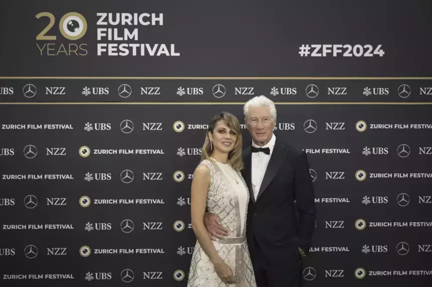 Актер Ричард Гир вышел на красную дорожку с женой, которая моложе на 34 года