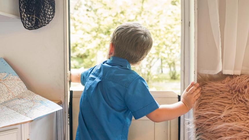 В Донецке наказали женщину после видео, на котором ребенок учился кидать гранату