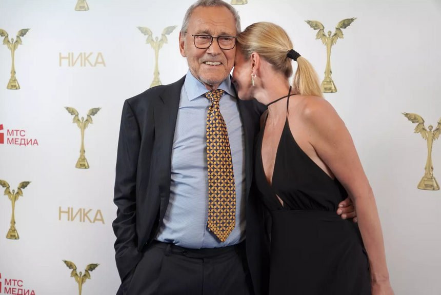 Дизайнер отсудил 50 тысяч рублей у Андрея Кончаловского за форму зубных щеток