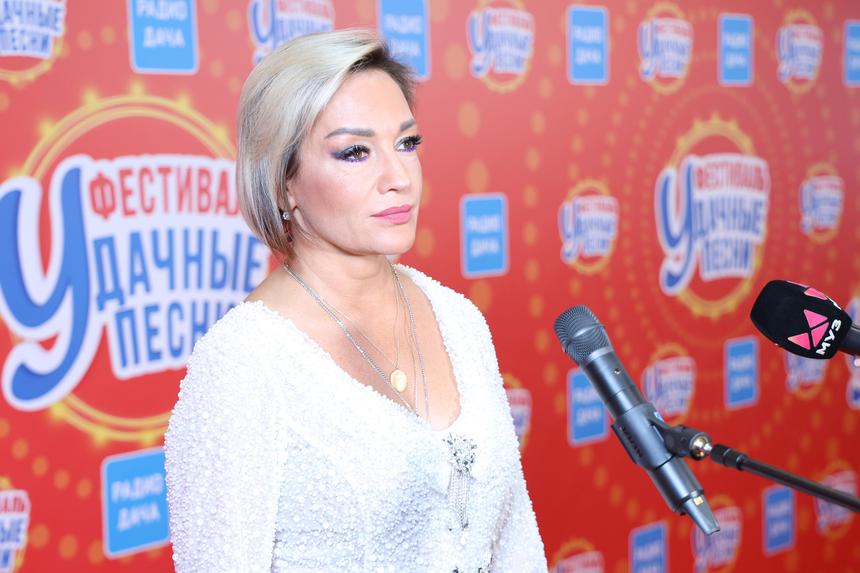 Буланова удивила постройневшей фигурой на концерте в Петербурге и призналась, почему резко похудела