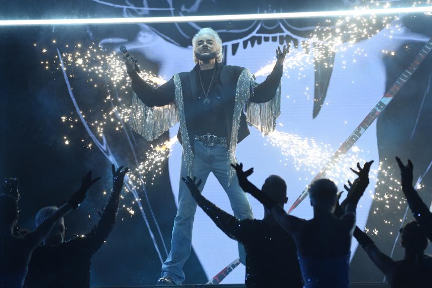 Поцеловал в губы при всех и гладил по волосам: Филипп Киркоров намекнул на новый роман