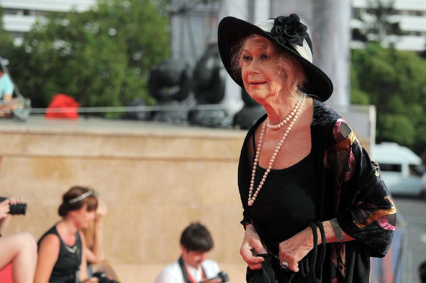 «Поставила условие»: Светлана Немоляева раскрыла, как согласилась сняться в клипе Сергея Шнурова