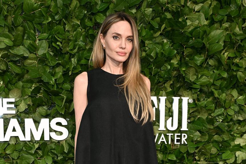 Выбрала элегантный образ: Анджелина Джоли получила награду за новый фильм на премии в Нью-Йорке