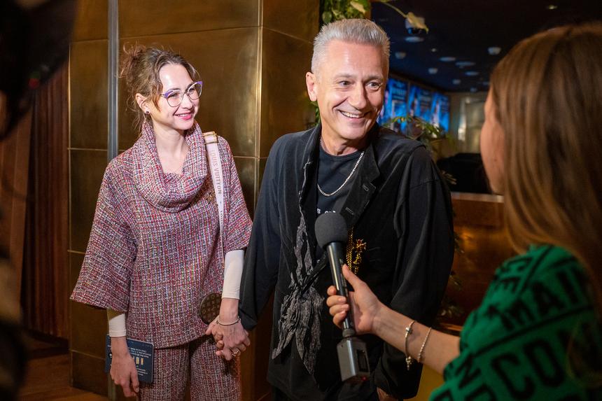 Олег Меньшиков впервые за долгое время вышел в свет с женой Анастасией