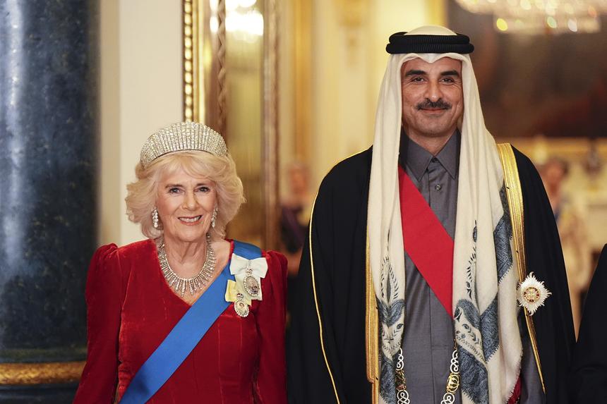 Королева Камилла блистала на приеме в красном платье и тиаре в русском стиле