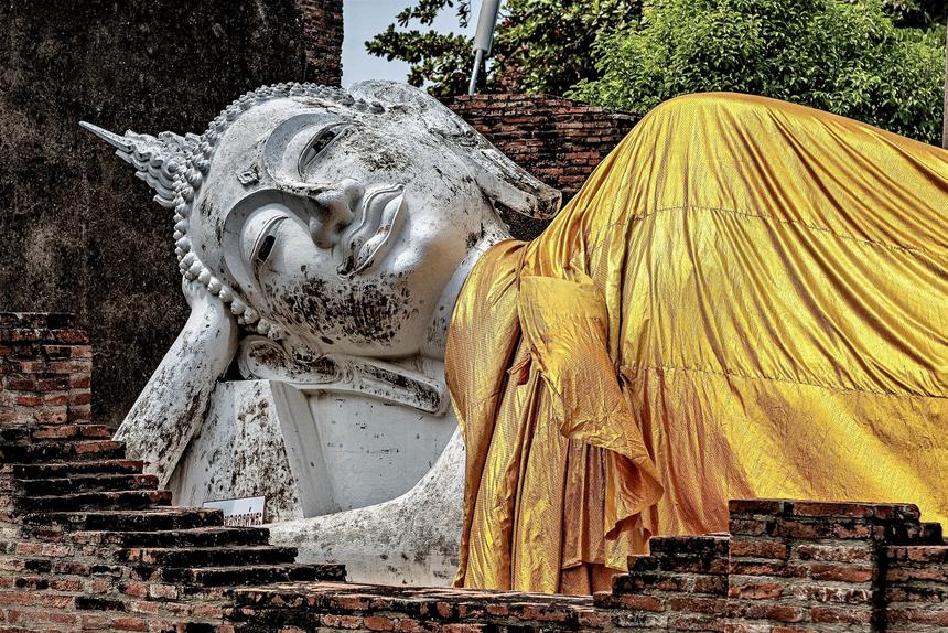 В Таиланде 12-метровая статуя Будды упала на монаха и убила его