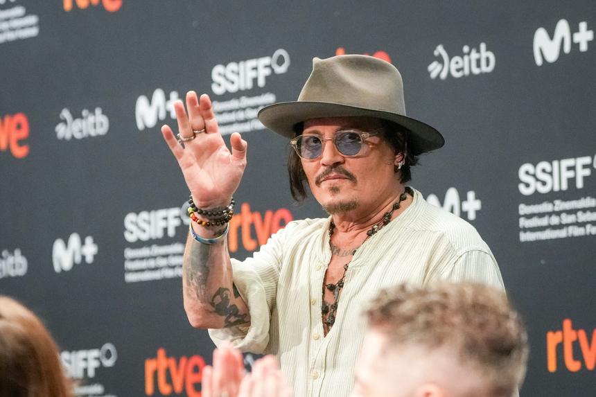 Работал барменом и ушел из соцсетей: как выглядит 22-летний сын Джонни Деппа