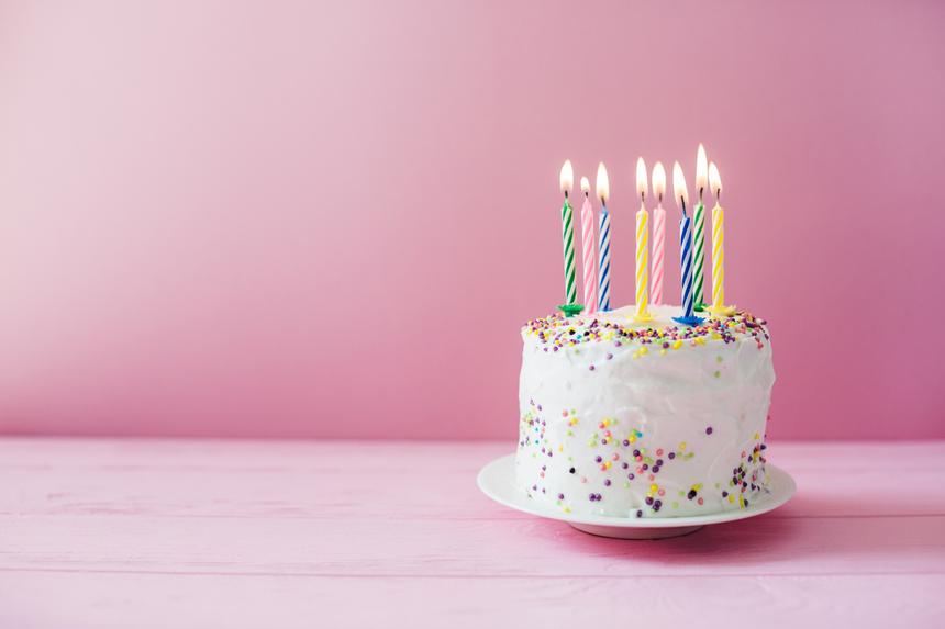 Обмазали лицо тортом и обматерили: российские школьницы унизили учительницу в день рождения