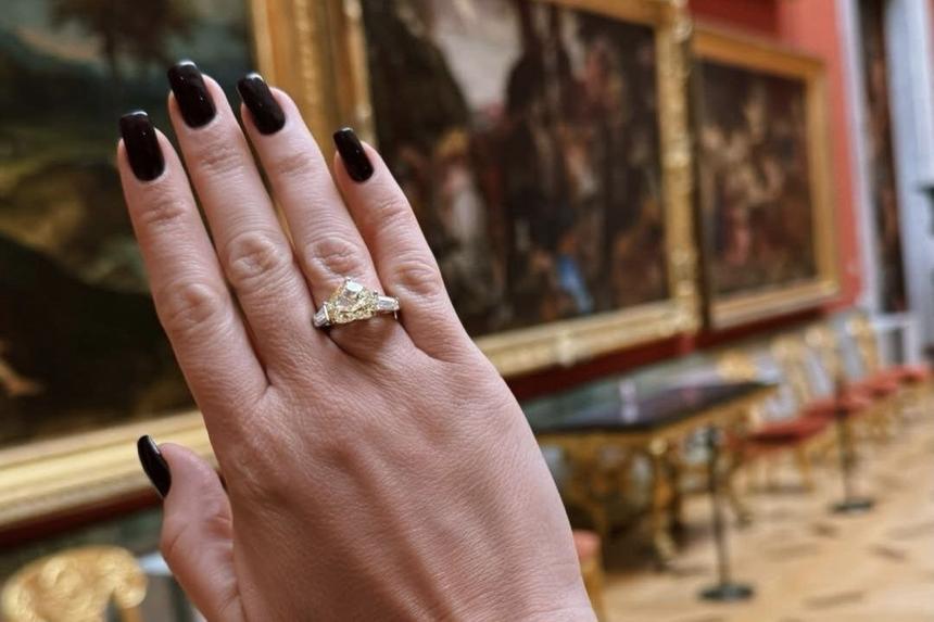 В форме сердца: Ксения Бородина показала помолвочное кольцо за 5 млн рублей