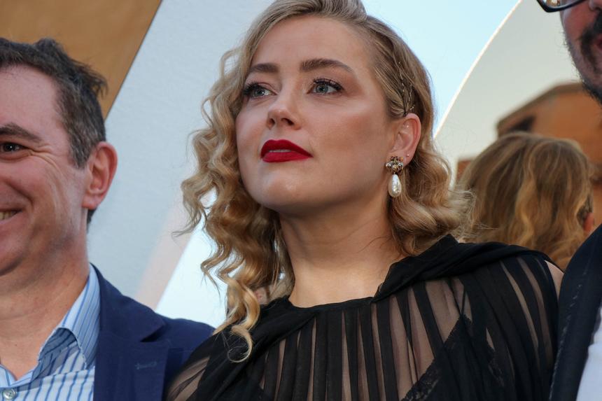 Экс-жена Джонни Деппа вышла на публику после объявления о второй беременности