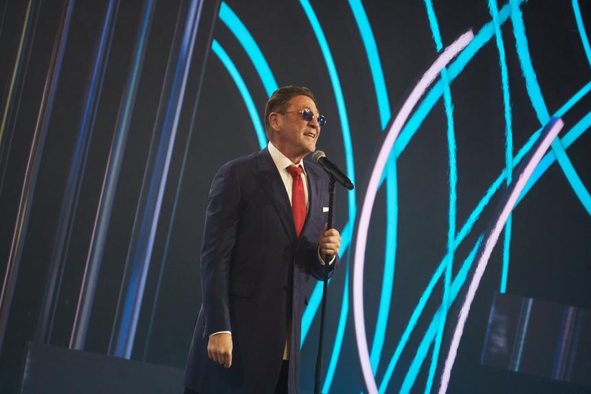 Бородина с женихом, три наряда Полины Гагариной, Аня Покров в фате: чем запомнилась «Новая Песня года»