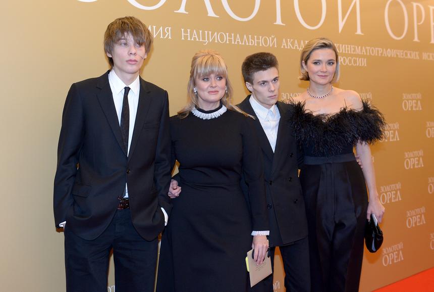 «Мы не давим и не влияем»: Анна Михалкова рассказала о будущем троих детей