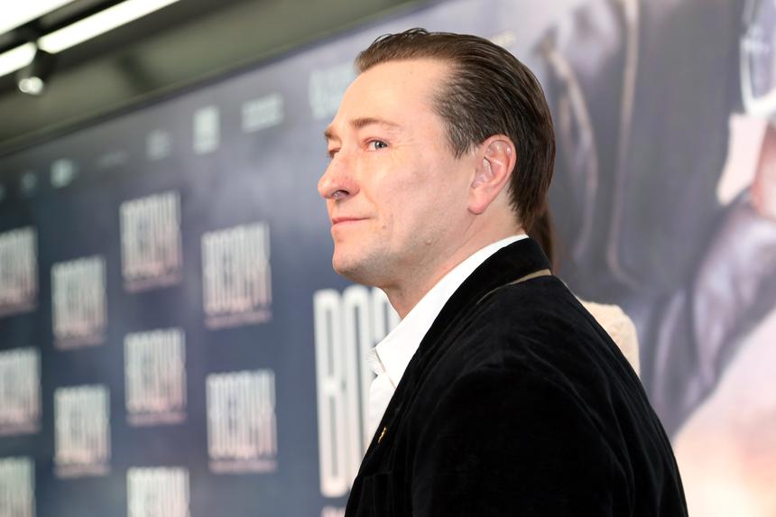 «Горжусь»: Сергей Безруков пришел на премию с женой Анной Матисон