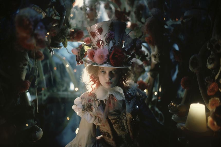 Пропаганда азартных игр: завуч лицея потребовала снять украшения в тематике «Алисы в Стране чудес»