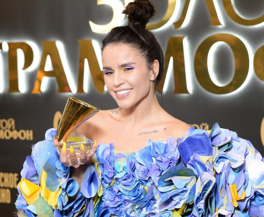 Пышный воротник и открытая спина: Zivert появилась на премии «Вызов» в необычном платье