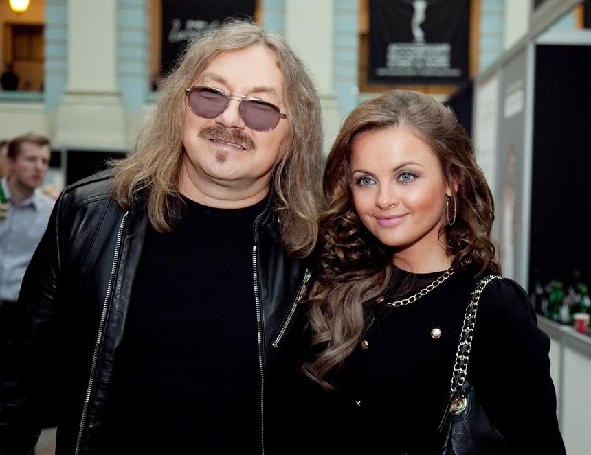 «Такие ножки прятала!»: Проскурякова смутила поклонников, выйдя в свет в ультракоротком платье