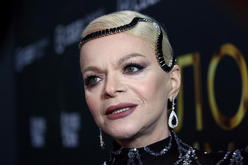 «В родных стенах»: Лариса Долина нарядила елку в проданной по указанию мошенников квартире