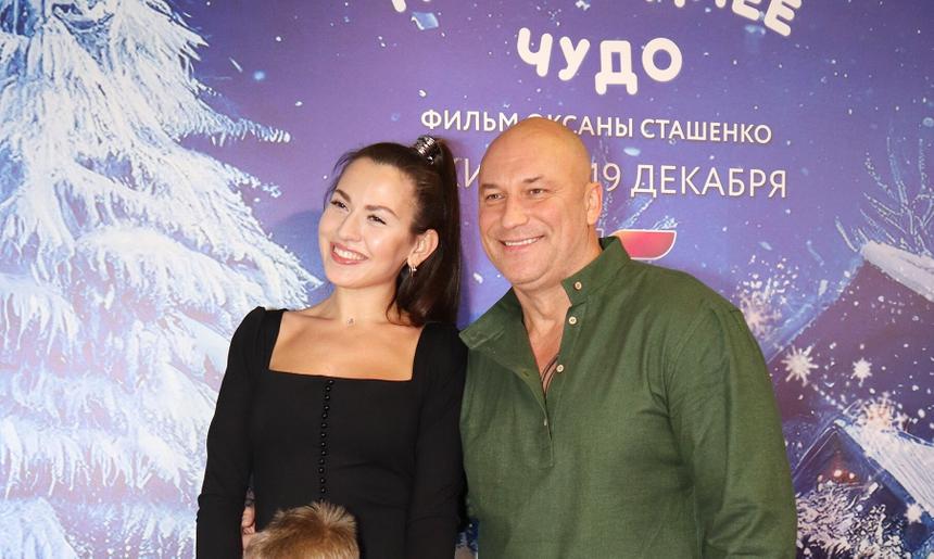 «Гладила вещи»: как актер Константин Соловьев нашел жену младше на 19 лет